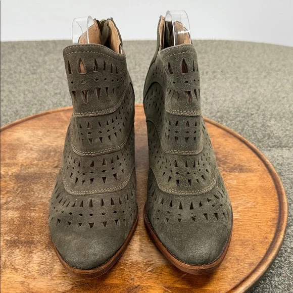 Sofft Boots Wm 10 M Olive Green Suede Laser Cut Ankle Boots Block Heel Back Zip - Picture 3 of 11
